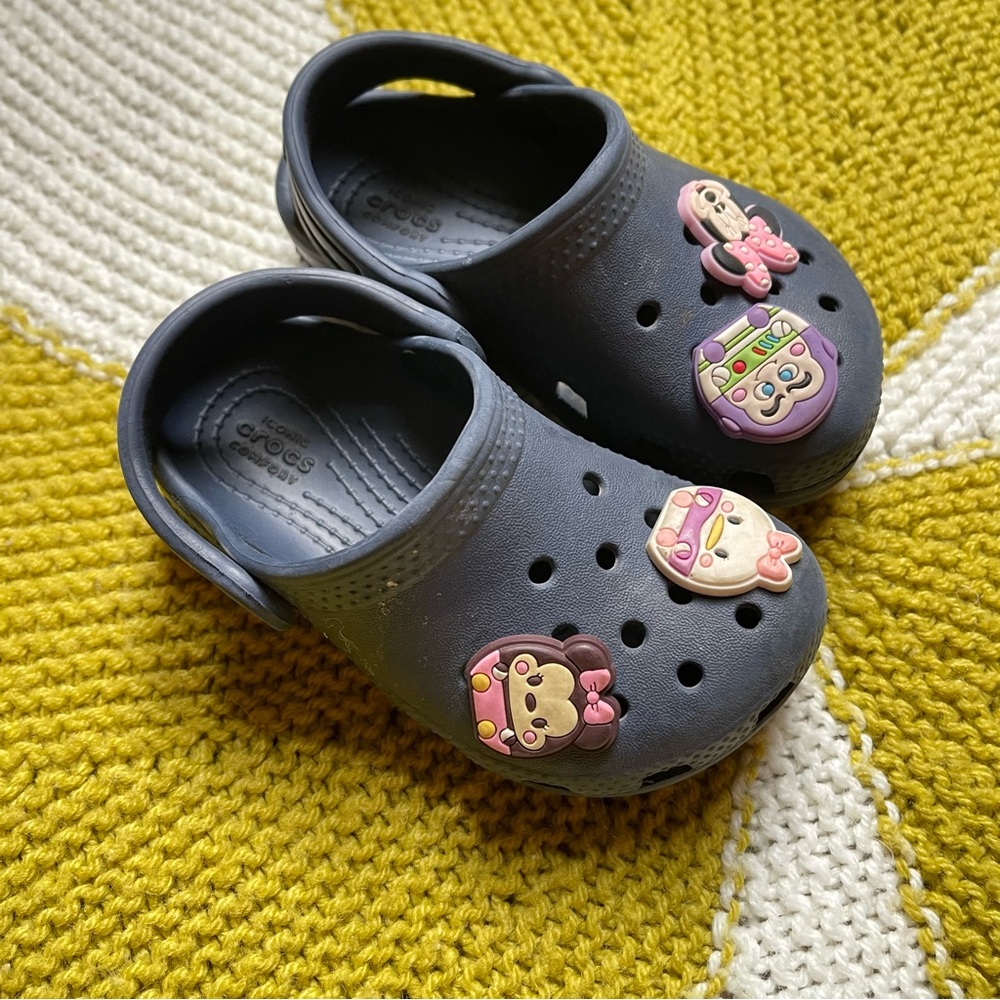 Kids Crocs Navy Blue Clogs with Fun Charms Size 7 Gender Neutral Shoes